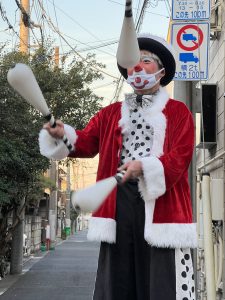 クリスマス・イブにサンタクラウンが街を練り歩きました